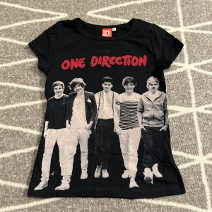 One direction merch - T-shirt på ”one direction” från de gamla goda tiderna🤩. Stolek står ej men den är rekommenderad för 10år. Bra skick och nästan aldrig använd! Köparen står för frakt🌟