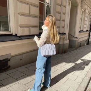 Randig väska  - Världens finaste väska från zara. Bra skick, men dock är kedjorna kortare än originalet. Väskan går att ha på armen eller stånkan man hålla i kedjorna som handtag. Eller som clutch! Köpt gärna på köp nu 🎀💕