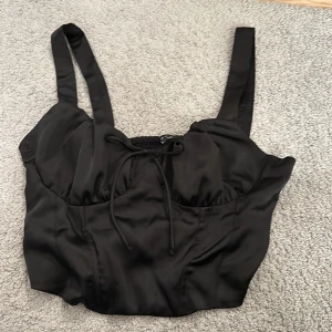 Korsett topp - Svart korsettliknande topp från bershka. Använd sällan.
