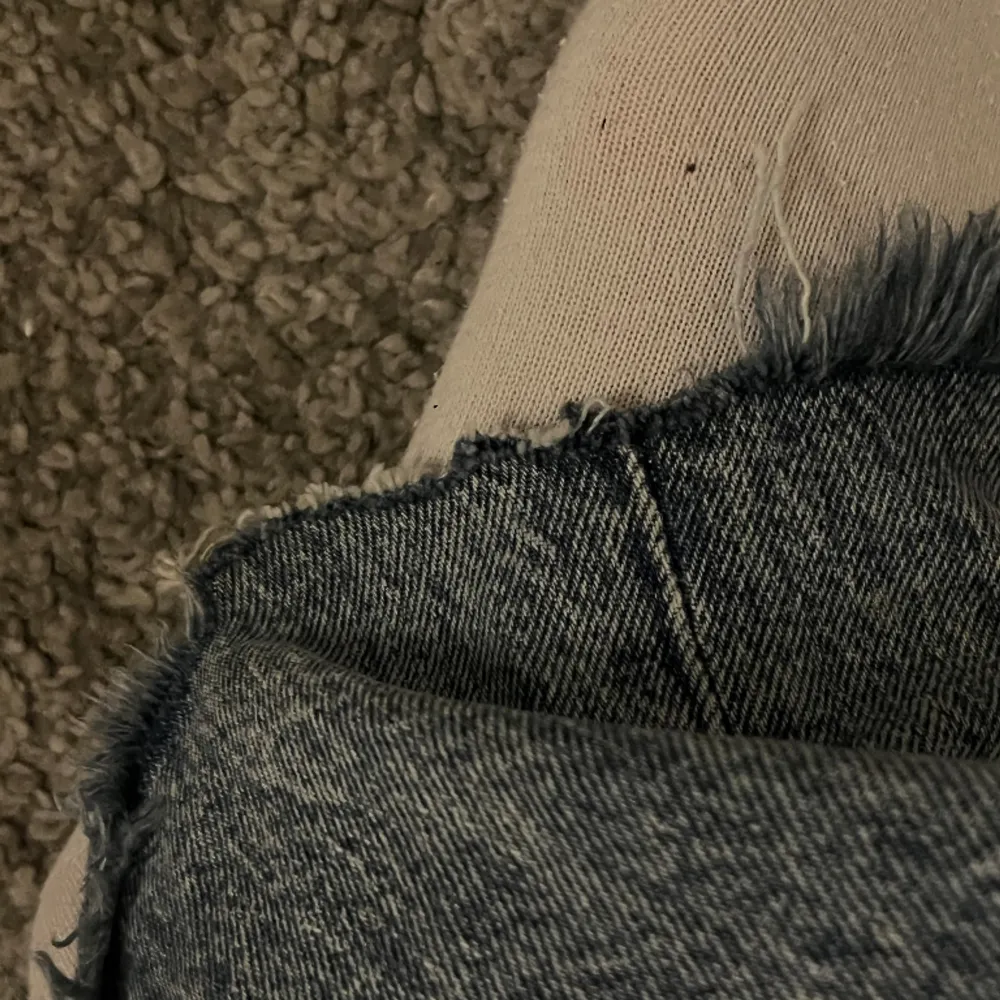 Sitter väldigt tajt och har ett hål på ena knät!När jag köpte dom så var det som hängande tygbitar vid slutet av byxan som jag valde att klippa bort men inget som direkt syns! ❤️. Jeans & Byxor.