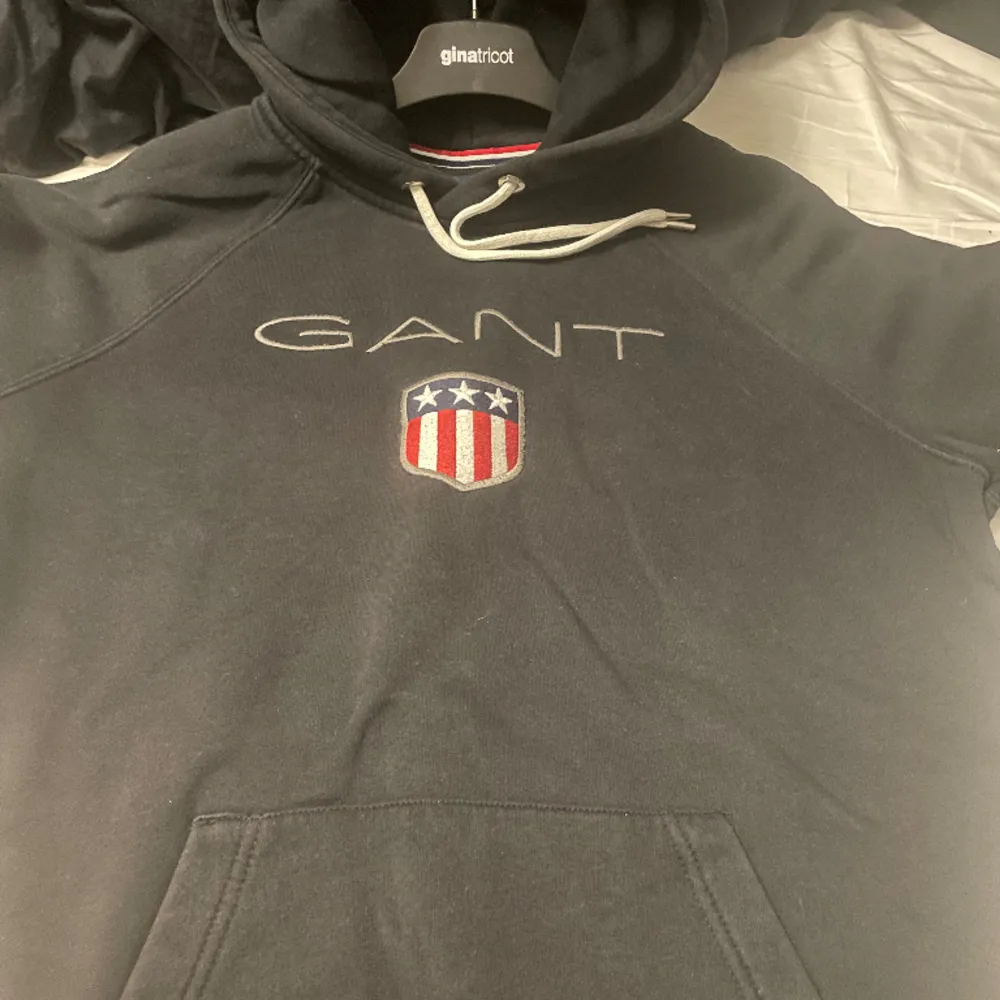 Gant hoodie i storlek M Säljs för att den inte används längre. Hoodies.
