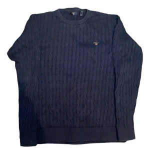 ”Gant” Kabelstickad tröja - Tröjan är 9/10 eller 9,5/10 i kvalitet och tröjan passar storlek S/170 cm. Tröjan är också marinblå. Den är riktigt fin och skulle rekommendera till någon med stil! Pris kan diskuteras!