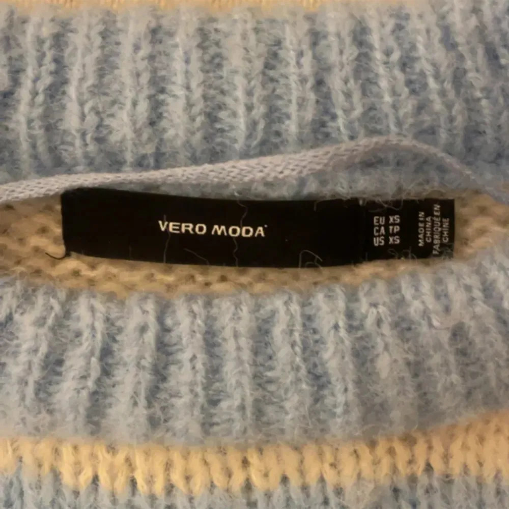 !Lånade bilder! Superfin stickad tröja från Veromoda som ej kommit till användning💛🩵 Nypris 399kr!. Stickat.