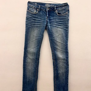 Lågmidjade snygga Jeans - Lågmidjade jeans från Monday med snygga fickor