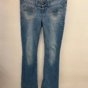 Lågmidjade bootcut Jeans - Lågmidjade bootcut Jeans. Ljusblå med snygga fickor 