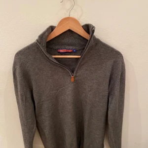 William de faye half zip - William de faye half zip i färgen grå. 40% Kashmir, 45% Viscose och 15% elasthanne. Väldigt bra skick 8,5/10. Storlek 13y. Nypris 1200kr