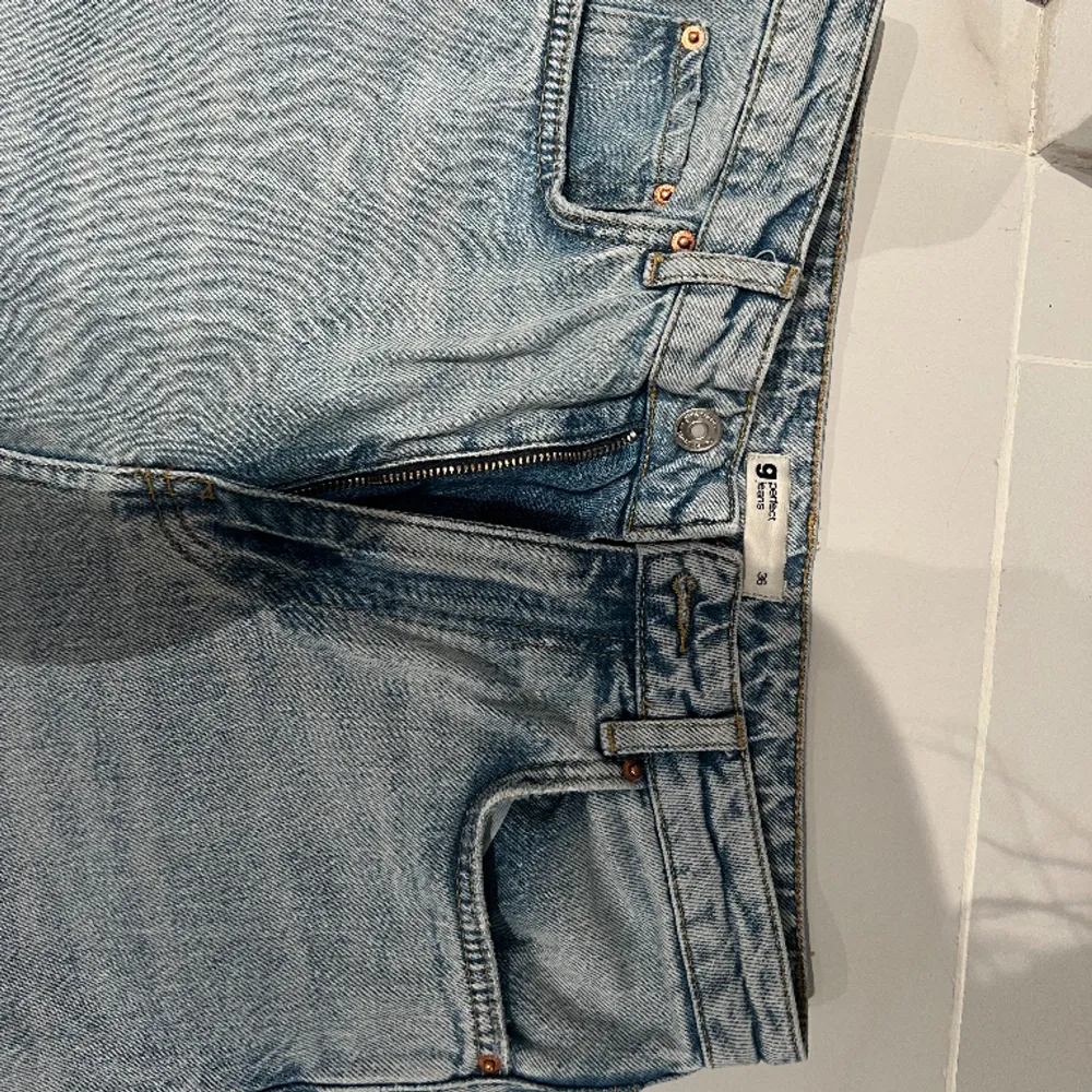 Blå jeans från gina 💞😍 Vet inte varför bilden blir så konstig på första men det är INGET mönster på utan de är vanliga blåa. Jeans & Byxor.