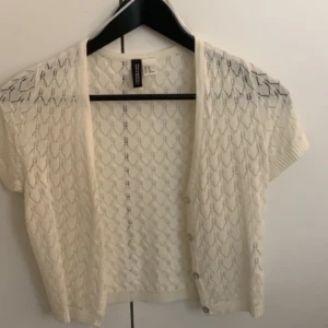 Vit kofta - Vit Tshirt kofta, tunn och fin till sommaren!