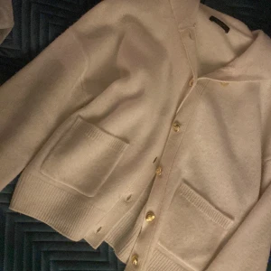 Massimo dutti tröja  - Fin stickad kofta från Massimo Dutti, säljer för att den inte kommer till användning!  Inga defekter förutom lite smånopprig🩷