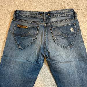 Ett par snygga jeans från Fornarina. Dem är använda men fortfarande i väldigt bra skick💕 Skulle säga att storleken är xs/s och sitter bra i längden på nån runt 160cm💗