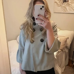 3/4 ärmad zara kappa - Så himla fin kappa! Köpte den här på Sellpy från en jättegullig tjej, bilderna är lånade och tagna av henne! Då jackan var något för liten om axlarna på mig 💝 