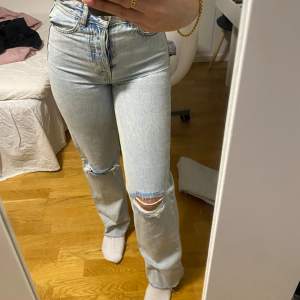 Snygga jeans med hål på knäna🤍 jag är 160cm