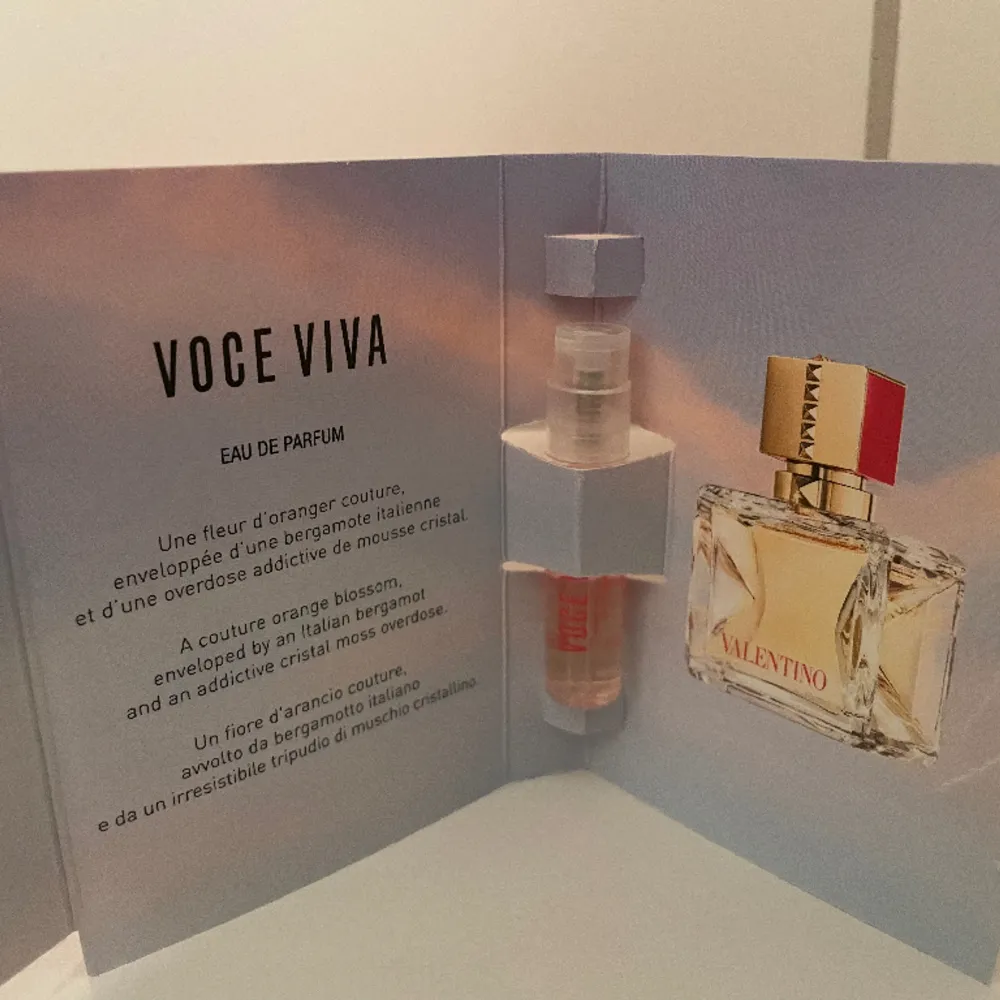 Valentino Voce Vivo tester. Endast testat men inte min typ av parfym därför säljer jag den. Mängd kvar enligt bild.. Övrigt.