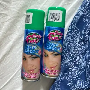 Säljer dessa gröna hårspray då de ej kom till användning när jag skulle vara jokern på halloween. Har endast testat den ena på en liten bit av mitt hår, den andra är helt oanvänd. Köpta för 120kr, säljer båda för 70kr. 
