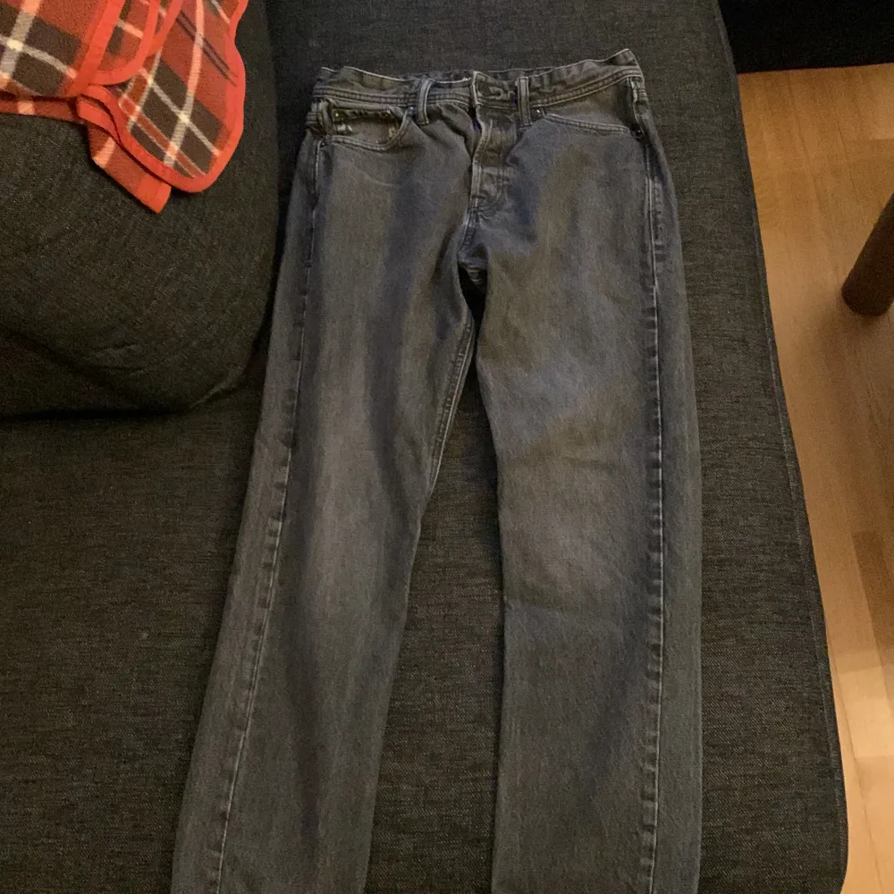 Säljer mina Jack and Jones jeans eftersom att dem är för små, skick 8/10, skriv vid intresse . Jeans & Byxor.