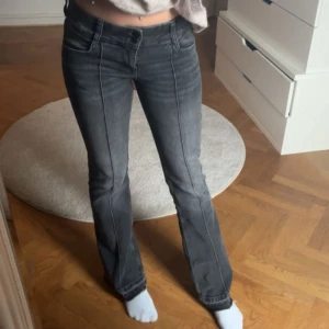 Bershka jeans - Mina snygga bershka jeans, använda 2-3 gånger, nyskick❣️är i storlek 38, men passar 36
