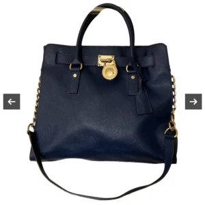 Michael kors hamilton leather tote - Säljer nu min älskade läder väska från michael kors som inte finns att köpa längre, i bra skick men finns några små defekter som knappt syns, Pm för fler bilder