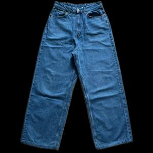 (uppsydda) mid waist mörkblå baggy jeans från hm, endast slitet på ett av benen men annars väldigt bra skick