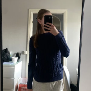 Kabelstickadtröja  - Säljer en marinblå kabelstickadtröja helt oanvänd. Passar till allt!💓💓