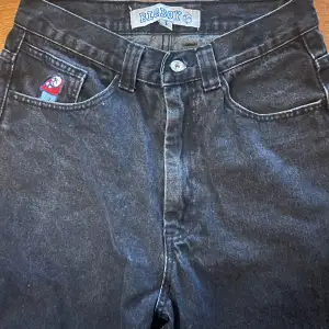 Svarta jeans Big Boy Polar, lite nött på högra benet nertill (se bild 3) annars bra skick