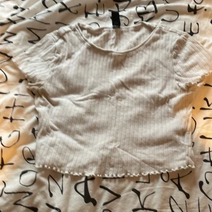 vit croppad tröja  - super fin tröja som är croppad. ribbat material