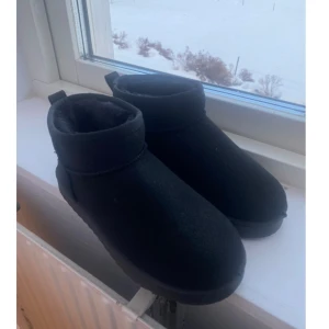 Fake uggs  - Uggs liknande skor, har aldrig kommit till användning, står att dom är i stl 38 men skulle säga 37 🌸