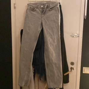 Jeans ifrån Ginatricot som är lowwaist och knappt använda, köpte de för 500kr och de är i bra skick så därav priset💕