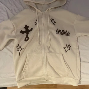 YK2 - Köpte denna tröja för 1200kr i New york, har ingen användning av den dä jag har vuxit ur den, den har inga skador och har typ använt den 5-6 gånger skriv för fler frågor och bilder.