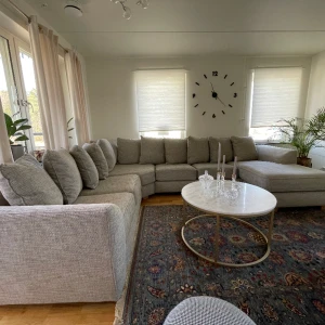 MIO Soffa - Rökfri och djurfri stor soffa från Mio. CA 3,5 x 2,8M för 800 (Pris kan diskuteras) måste hämtas imorgon för vår nya soffa kommer då. Plankorna under soffa som ni ser på bilden sitter en aning löst men det inget som påverkar soffa på något sätt.
