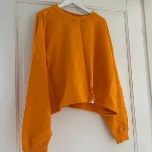 Tjocktröja - En orange (se bild 2 för bättre bild på färgen) tjocktröja som passar perfekt att slänga på sig på sommaren! Eller vintern! 🤌🏼 en gnutta ”croppad” men storleken är L så den är oversized och ser inte croppad ut på mig ☺️