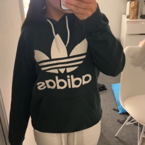 Adidas tröja - Säljer en lite äldre adidas tröja som jag antagligen fått av någon. Den är i bra skick💛