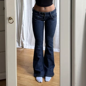 lågmidjade bootcut  jeans  - BILDER ÄR LÅNADE !   säljer några assnygga vintage lågmidjade jeans som är för stora för mig. storleken är 30 men skulle säga att storleken passar 34-36, kanske till och med 38. de är ganska stretchiga. säljer för 400, kom med prisförslag ! 