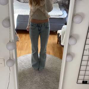 Supersnygga Low waist jeans från pull&bear❣️Midjemått 78cm och innerbenslängd 82cm 💕