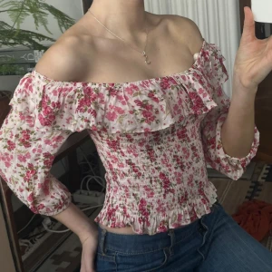 Off-shoulder topp från zara - Gammal modell som inte säljs längre, sitter så fint på - skriv för fler bilder!! Dåligt ljus på sista bilden, dålig representation av färgerna. Perfekta vårtoppen 