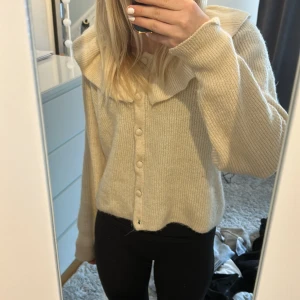 Kofta  - Kofta från Vero moda i storlek xs 🤍osäker på om jag vill sälja så sälja vid rätt pris