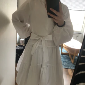Vit Studentklänning - Jättefin vit studentklänning i jätte bra skick. Är bara använd en gång 