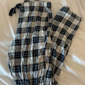 Säljer dessa nya populära pyjamasbyxorna från Kappahl då dem inte kommer till användning mer 🤍 jag har använt dem endast 5 ggr kanske! Nypris är 200 kr, kom priv för mer bilder! 