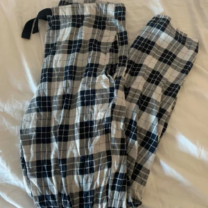 Rutiga pyjamasbyxor - Säljer dessa nya populära pyjamasbyxorna från Kappahl då dem inte kommer till användning mer 🤍 jag har använt dem endast 5 ggr kanske! Nypris är 200 kr, kom priv för mer bilder! 