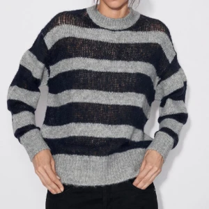 Stickad tröja zara, blå och svart randig - Snygg vår och höst tröja men använder inte så mycket. Har används runt 5 gånger. Den är i storlek M men jag brukar normalt sätt ha S och den passar perfekt💘💘💘