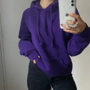 Bikbok hoodie  - Säljer denna lila bikbok hoodie som knappat är använden( inte mina bilder, skriv för fler bilder )💜ny pris 400 säljer för 70
