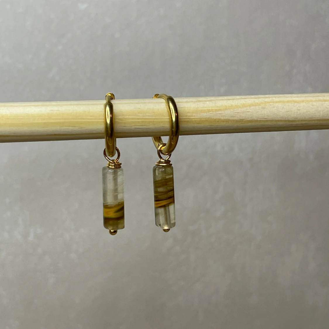 Guldpläterad Hoops med stavar