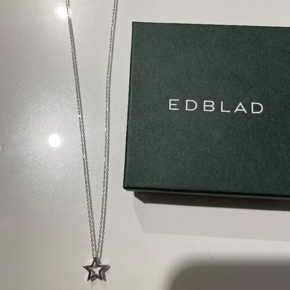 Halsband ifrån Edblad med en stjärna! Använd fåtal gånger, nypris 299kr och jag säljer för 150kr💕. Övrigt.