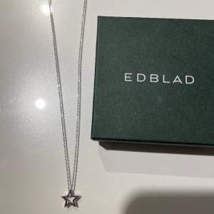 Halsband ifrån Edblad med en stjärna! Använd fåtal gånger, nypris 299kr och jag säljer för 150kr💕