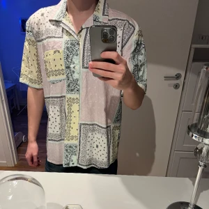 Skjorta - En cool festival skjorta från Zara. Stl S men den sitter oversized