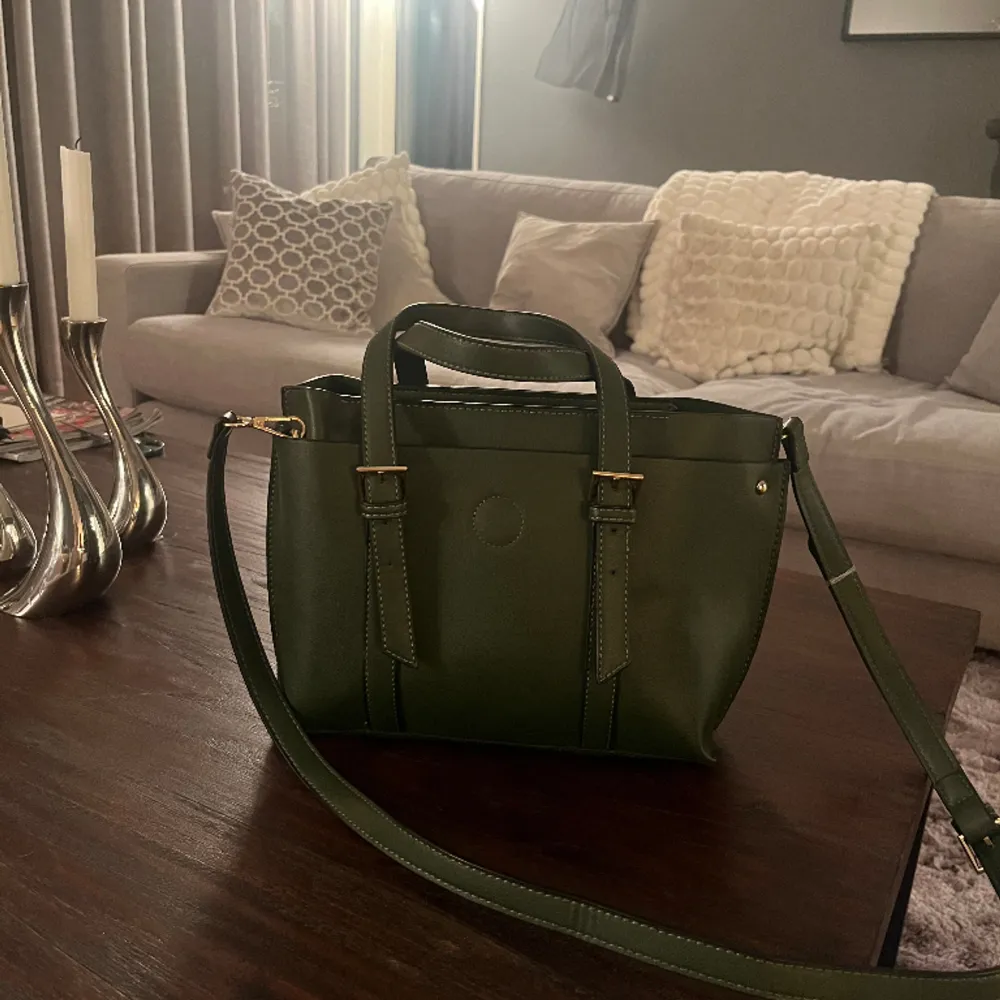 Olivgrön väska med både korta och långa band. Guld detaljer och massor med fack!. Väskor.