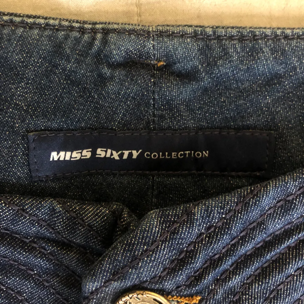 Så snygga lågmidjade bootcutjeans från Miss Sixty, mörkblå i storlek 28. 💗. Jeans & Byxor.