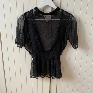 svart festtopp  - Superfin svart festtopp från gina tricot 