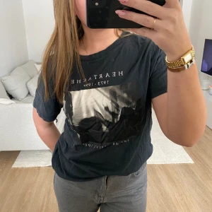 Tshirt med tryck  - Grå tshirt med tryck och text 