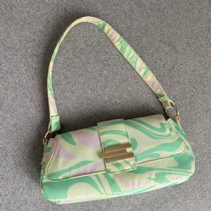 Axelväska  - Liten väska i färglada färger, använd några få gånger bara så är i bra skick 