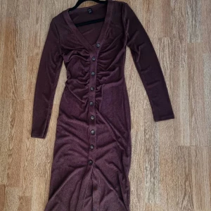 Midiklänning m. Slits framtill - Väldigt smickrande och skön, vackert tyg. Aldrig använd.